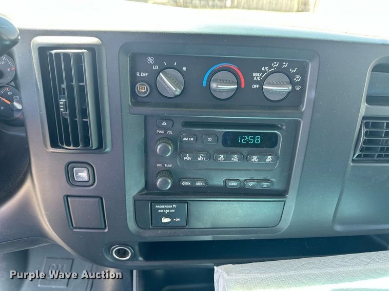 image for item EQ4618 2004 Chevrolet Express 3500 van