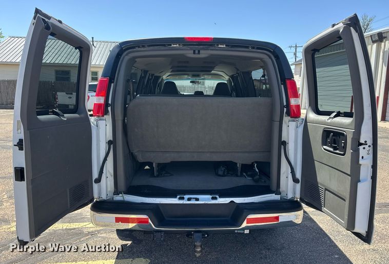 image for item EQ4618 2004 Chevrolet Express 3500 van