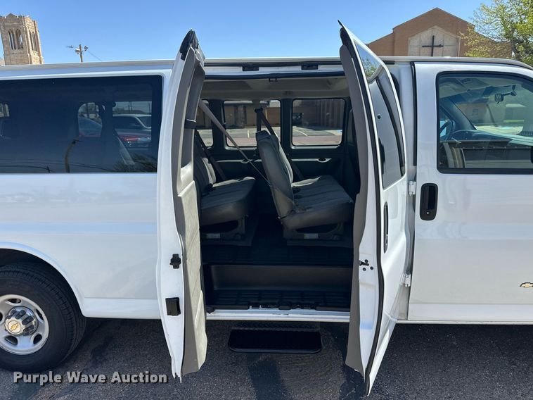 image for item EQ4618 2004 Chevrolet Express 3500 van