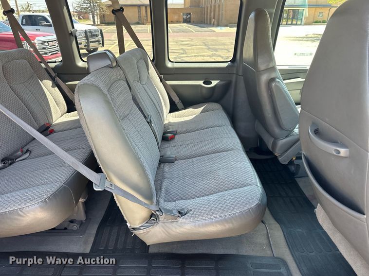 image for item EQ4618 2004 Chevrolet Express 3500 van