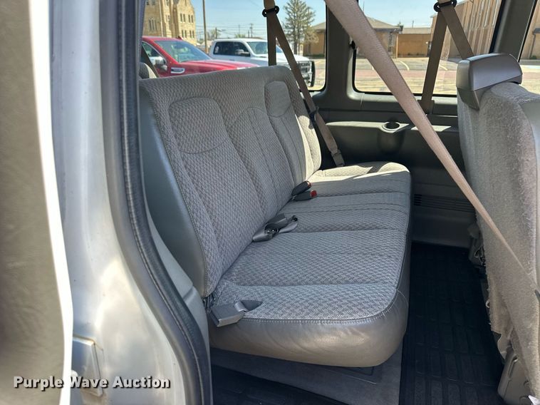 image for item EQ4618 2004 Chevrolet Express 3500 van