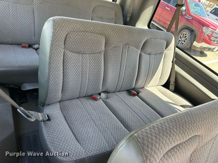 image for item EQ4618 2004 Chevrolet Express 3500 van