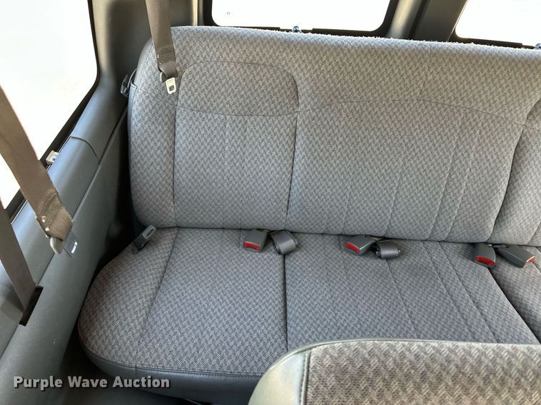 image for item EQ4618 2004 Chevrolet Express 3500 van