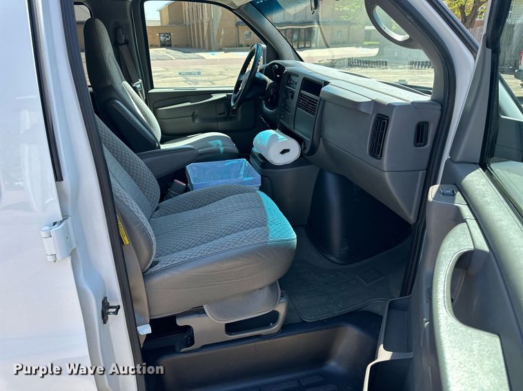 image for item EQ4618 2004 Chevrolet Express 3500 van