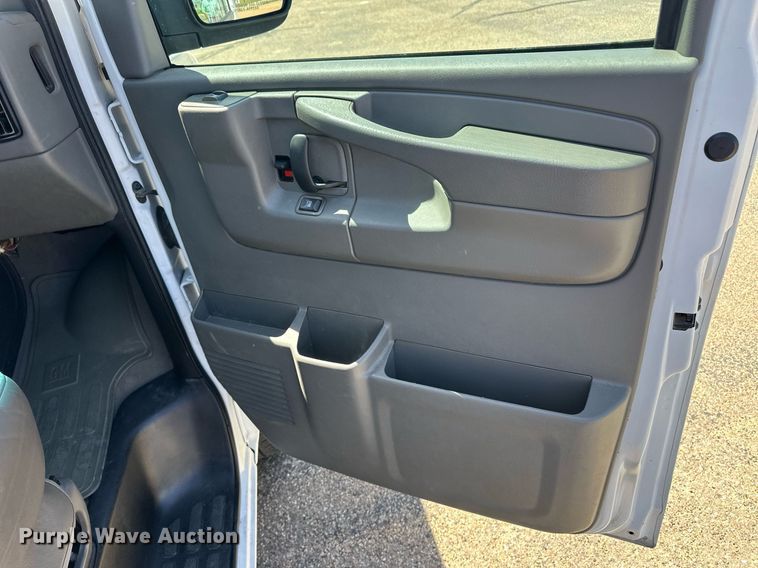 image for item EQ4618 2004 Chevrolet Express 3500 van