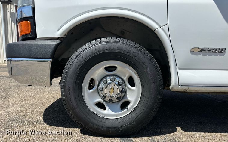image for item EQ4618 2004 Chevrolet Express 3500 van