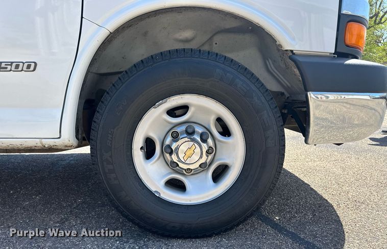 image for item EQ4618 2004 Chevrolet Express 3500 van