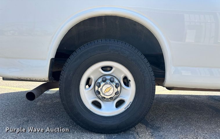 image for item EQ4618 2004 Chevrolet Express 3500 van