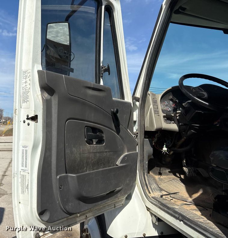 image for item NO9721 2010 International 7400 utility / service truck