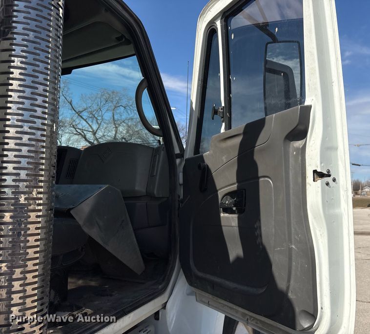 image for item NO9721 2010 International 7400 utility / service truck