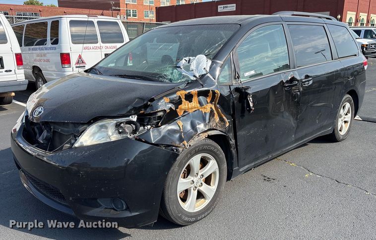 image for item OB9655 2014 Toyota Sienna LE van