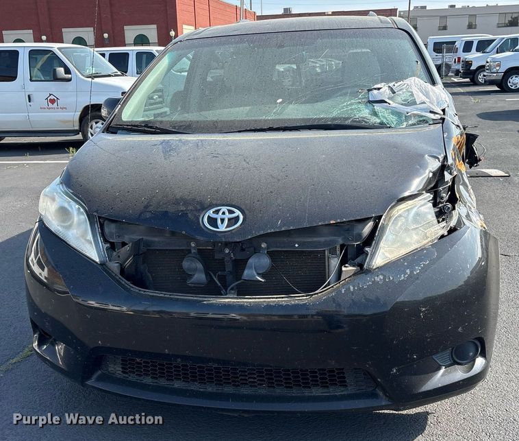 image for item OB9655 2014 Toyota Sienna LE van
