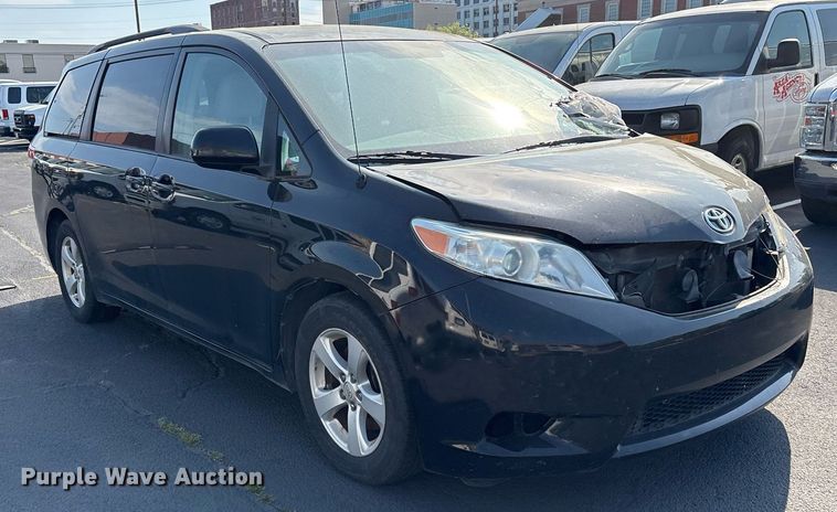 image for item OB9655 2014 Toyota Sienna LE van