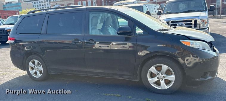 image for item OB9655 2014 Toyota Sienna LE van