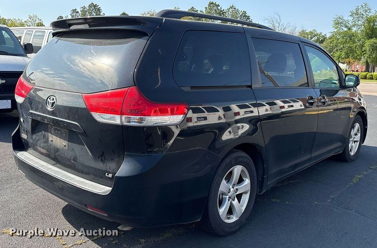image for item OB9655 2014 Toyota Sienna LE van
