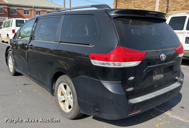 image for item OB9655 2014 Toyota Sienna LE van