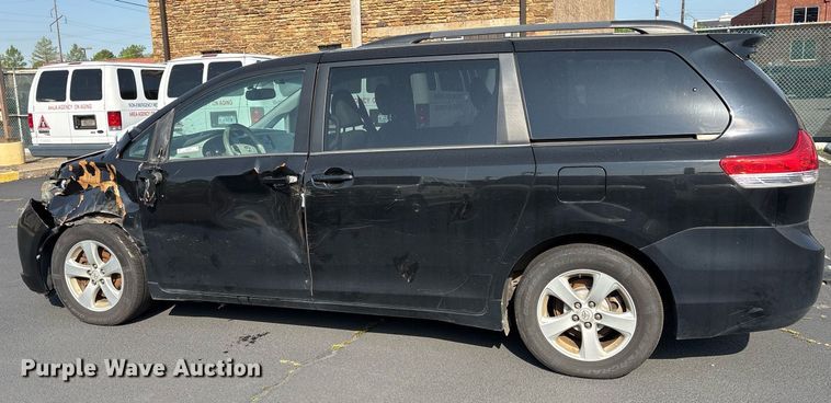 image for item OB9655 2014 Toyota Sienna LE van