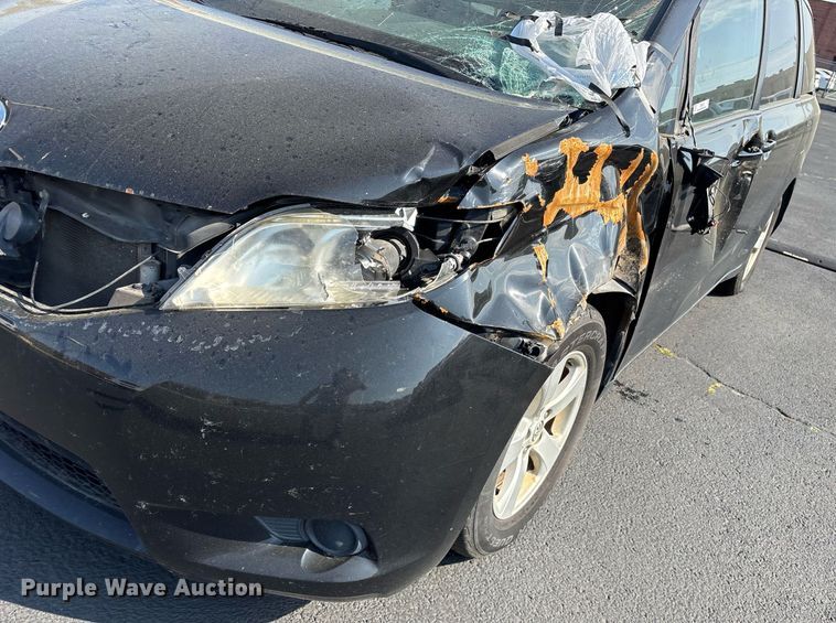 image for item OB9655 2014 Toyota Sienna LE van