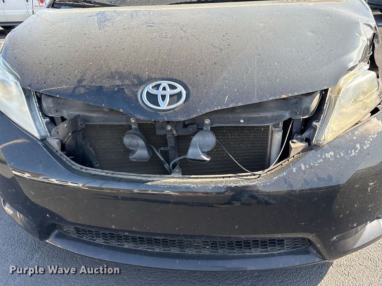 image for item OB9655 2014 Toyota Sienna LE van