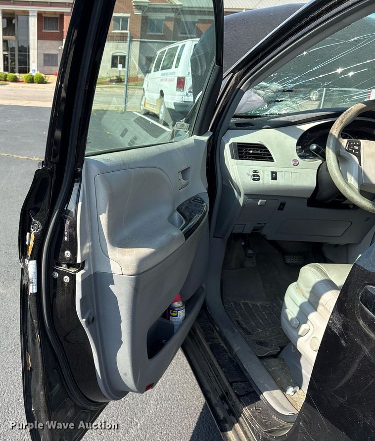 image for item OB9655 2014 Toyota Sienna LE van