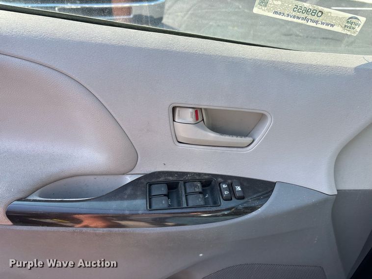 image for item OB9655 2014 Toyota Sienna LE van