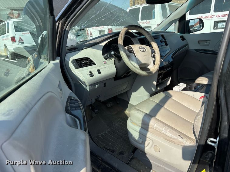 image for item OB9655 2014 Toyota Sienna LE van