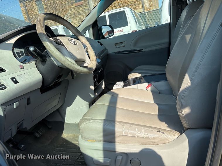 image for item OB9655 2014 Toyota Sienna LE van