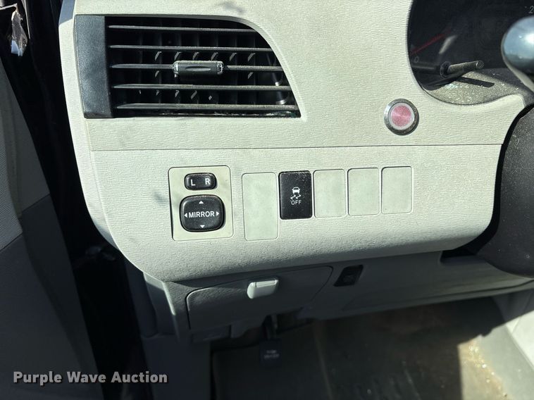 image for item OB9655 2014 Toyota Sienna LE van