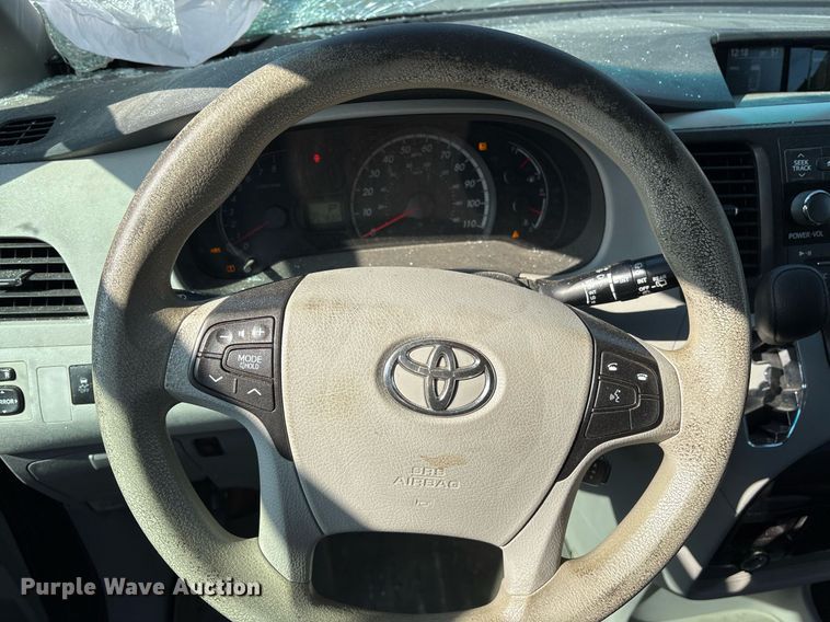image for item OB9655 2014 Toyota Sienna LE van