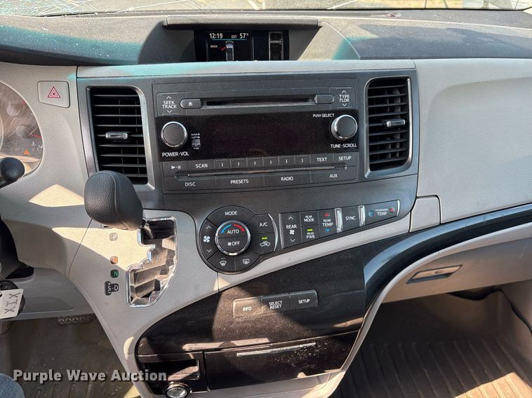 image for item OB9655 2014 Toyota Sienna LE van