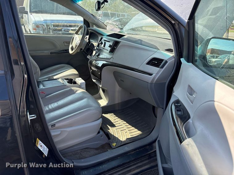 image for item OB9655 2014 Toyota Sienna LE van