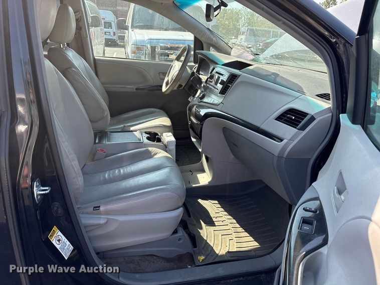 image for item OB9655 2014 Toyota Sienna LE van