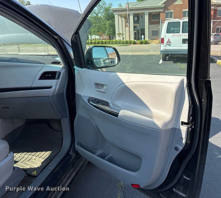 image for item OB9655 2014 Toyota Sienna LE van