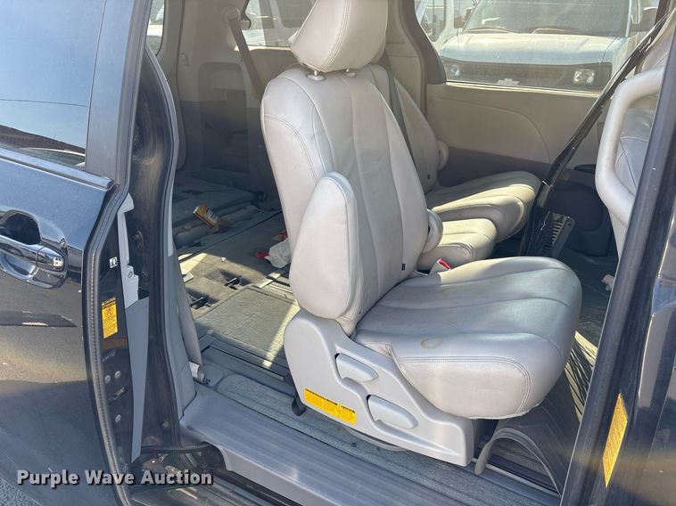 image for item OB9655 2014 Toyota Sienna LE van