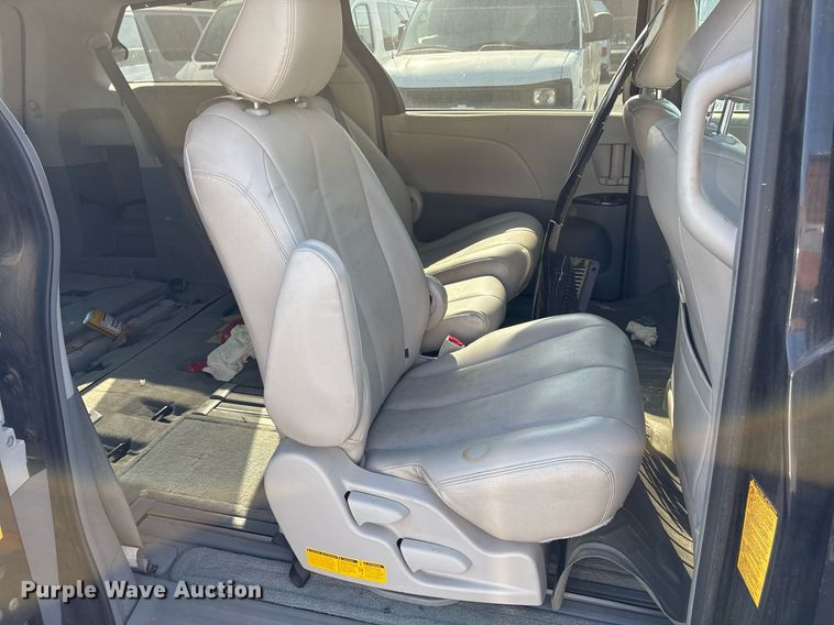 image for item OB9655 2014 Toyota Sienna LE van