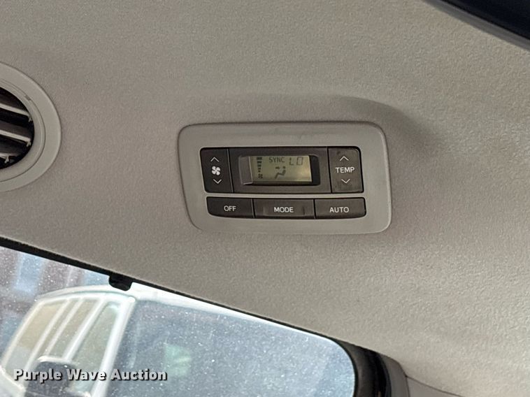 image for item OB9655 2014 Toyota Sienna LE van