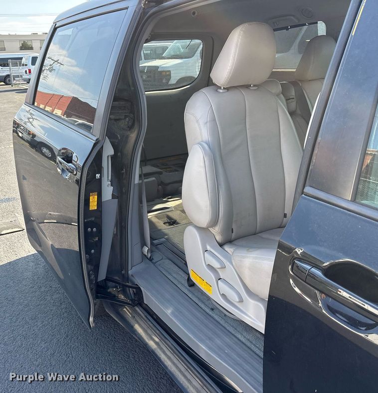 image for item OB9655 2014 Toyota Sienna LE van