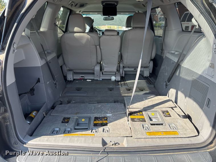 image for item OB9655 2014 Toyota Sienna LE van