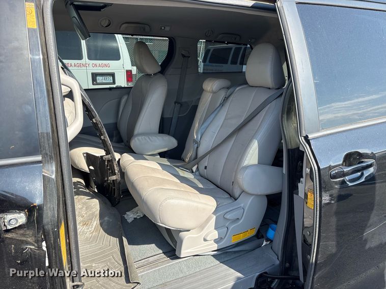 image for item OB9655 2014 Toyota Sienna LE van