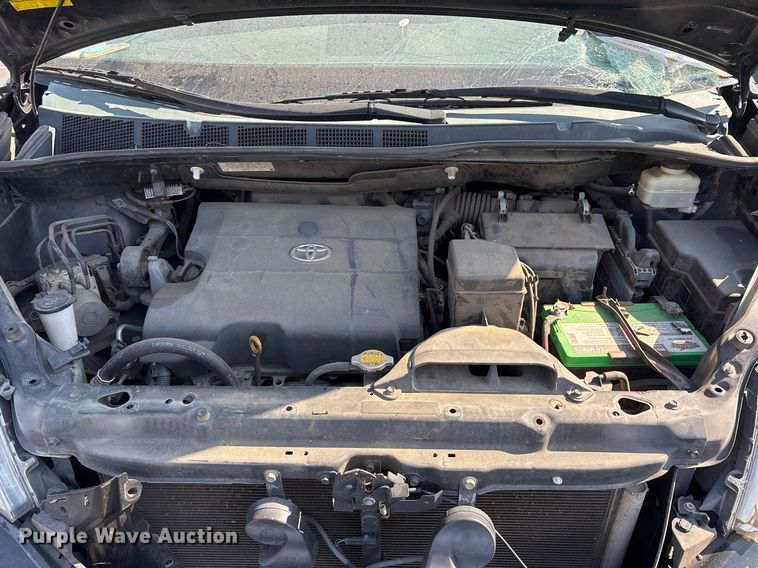 image for item OB9655 2014 Toyota Sienna LE van