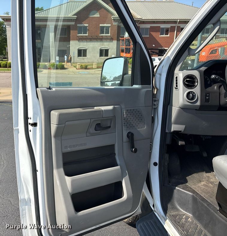 image for item OB9656 2014 Ford E350 Super Duty van