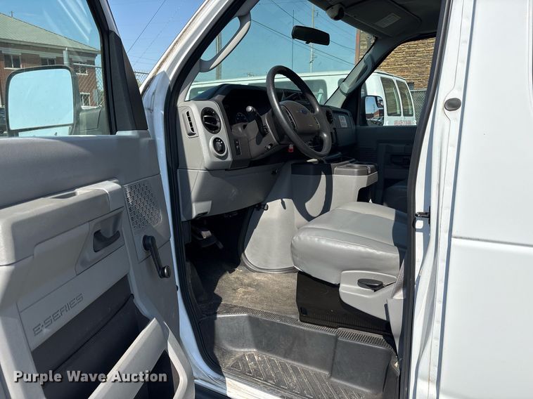 image for item OB9656 2014 Ford E350 Super Duty van