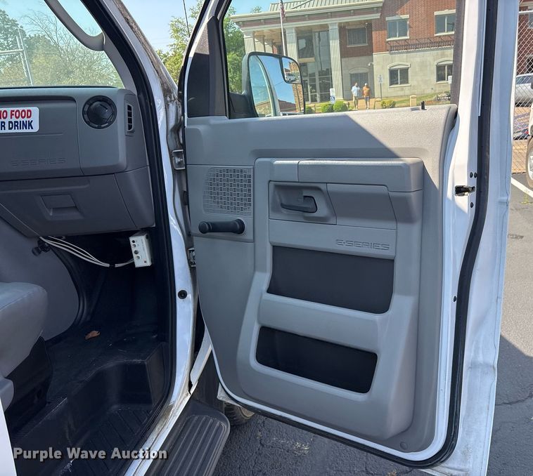 image for item OB9656 2014 Ford E350 Super Duty van