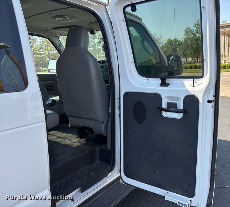 image for item OB9656 2014 Ford E350 Super Duty van