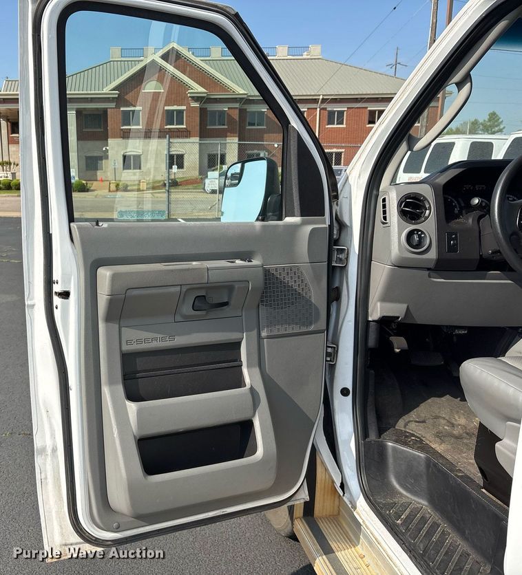 image for item OB9657 2013 Ford E350 Super Duty van