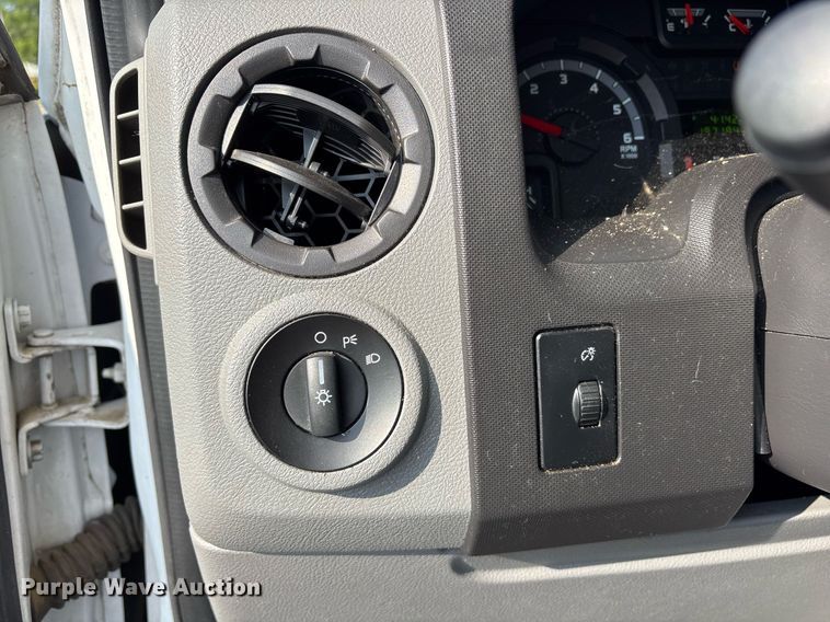 image for item OB9657 2013 Ford E350 Super Duty van