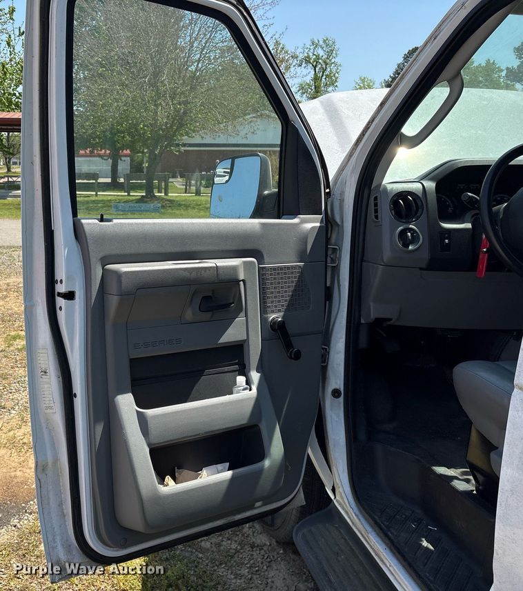 image for item OB9659 2013 Ford E350 Super Duty van