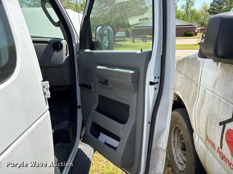 image for item OB9659 2013 Ford E350 Super Duty van