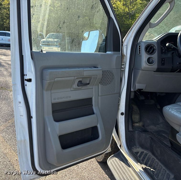 image for item OB9664 2013 Ford E350 Super Duty XL van