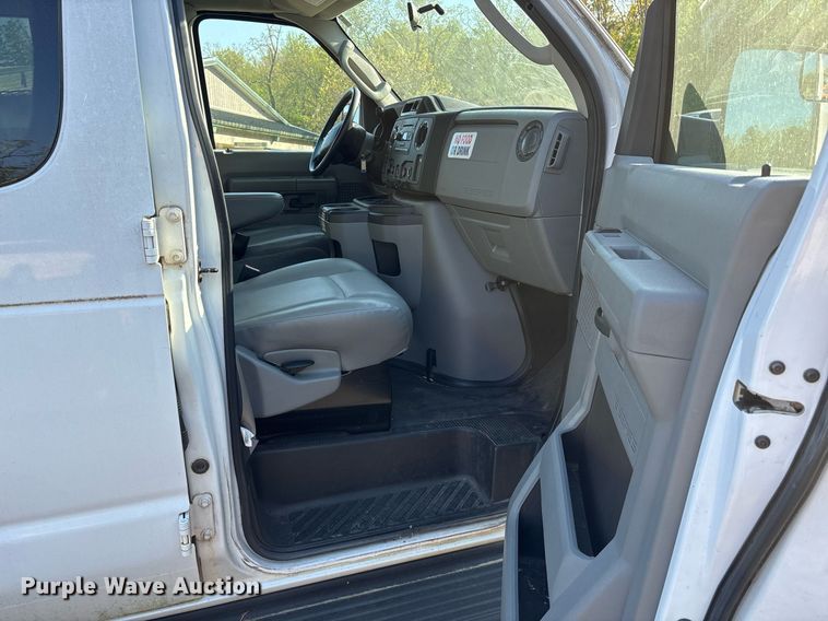 image for item OB9664 2013 Ford E350 Super Duty XL van